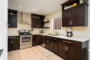 ثلاجة، ميكروويف، فرن، موقد طهي مسطح