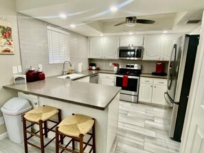 冷蔵庫、電子レンジ、オーブン、コンロ