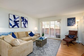 Smart-TV, DVD-Player, Tischtennisplatte, Bücher