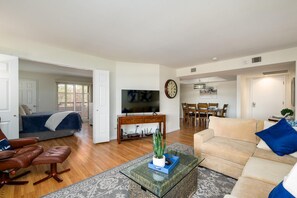 Smart-TV, DVD-Player, Tischtennisplatte, Bücher