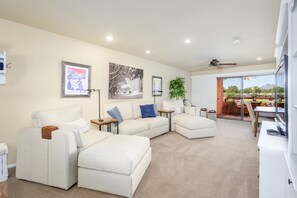 Smart-TV, Tischtennisplatte, Bücher