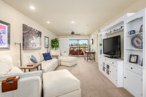 Smart-TV, Tischtennisplatte, Bücher