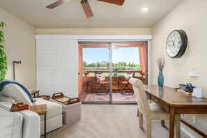 Smart-TV, Tischtennisplatte, Bücher