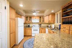 Fridge, microwave, oven, stovetop - CASA MONTANA - Anasazi Village - 2nd Floor View (Phoenix)