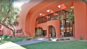 Un edificio moderno caratterizzato da strutture ad arco e ampie finestre.