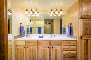 Shower, hair dryer, towels - CASA KOKOPELLI - Steps from heated pool. (Phoenix)