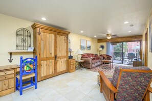 Smart-TV, Tischtennisplatte, Bücher, Drucker