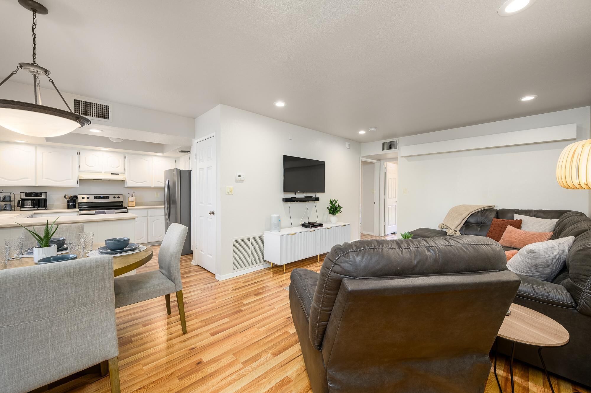 Un espacio moderno para vivir con cocina, comedor y zona de estar.