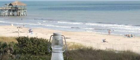 Sur la plage, chaise longue, serviettes de plage