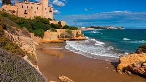 A coastal castle with a beach in the foreground and the sea in the background. - Large houses with terrace and pool for 6 people. Ref.via augusta-6 (Creixell)