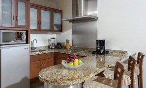 Refrigerador, microondas, cafetera y tetera y comedor 