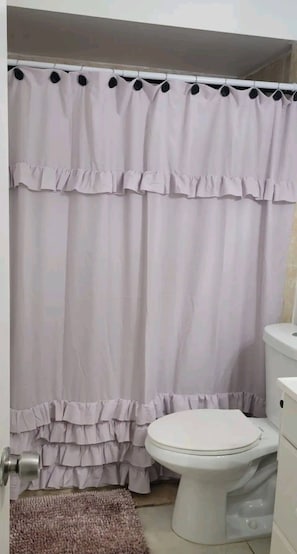 Shower, hair dryer, towels, soap - Amazing townhouse in Pembroke Pines, Florida (Pembroke Pines)