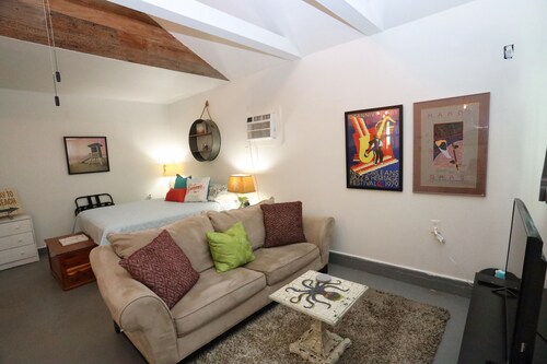 Cozy Central Studio 3 Min Dr to Beach + Pets Allowed