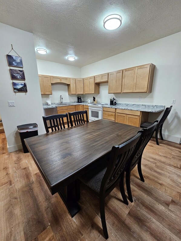 Dining - Alaska Summers Lodge Apartment-Near Mouth of Kasilof River (Cohoe)