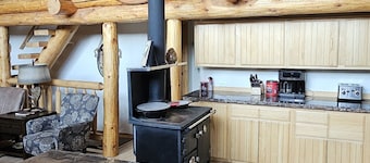 Cabin with Privacy and View - Moon Ridge Lair