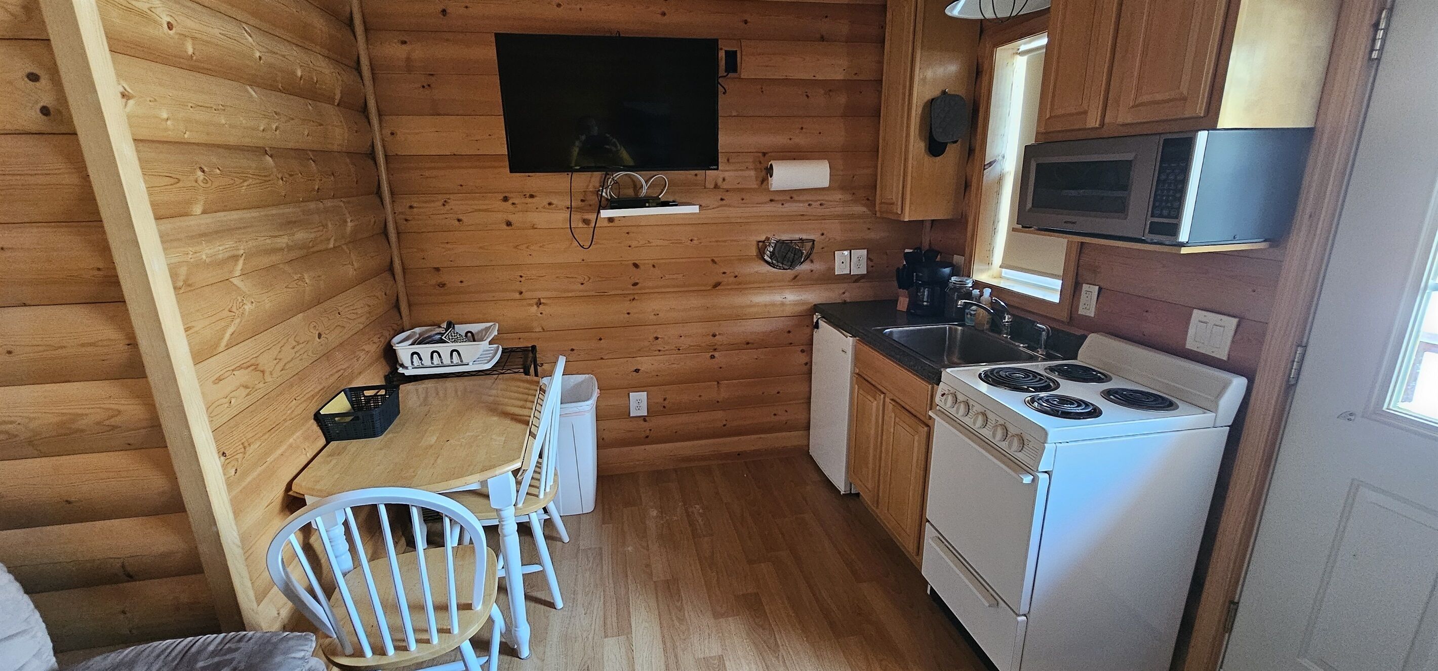 Jääkaappi, mikroaaltouuni, uuni, liesi