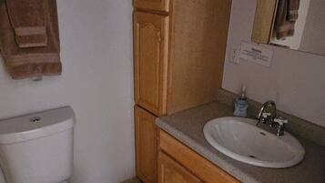 Kylpyamme, hiustenkuivaaja, pyyhkeet