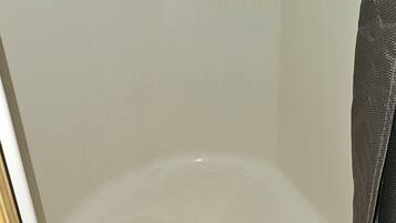 Kylpyamme, hiustenkuivaaja, pyyhkeet