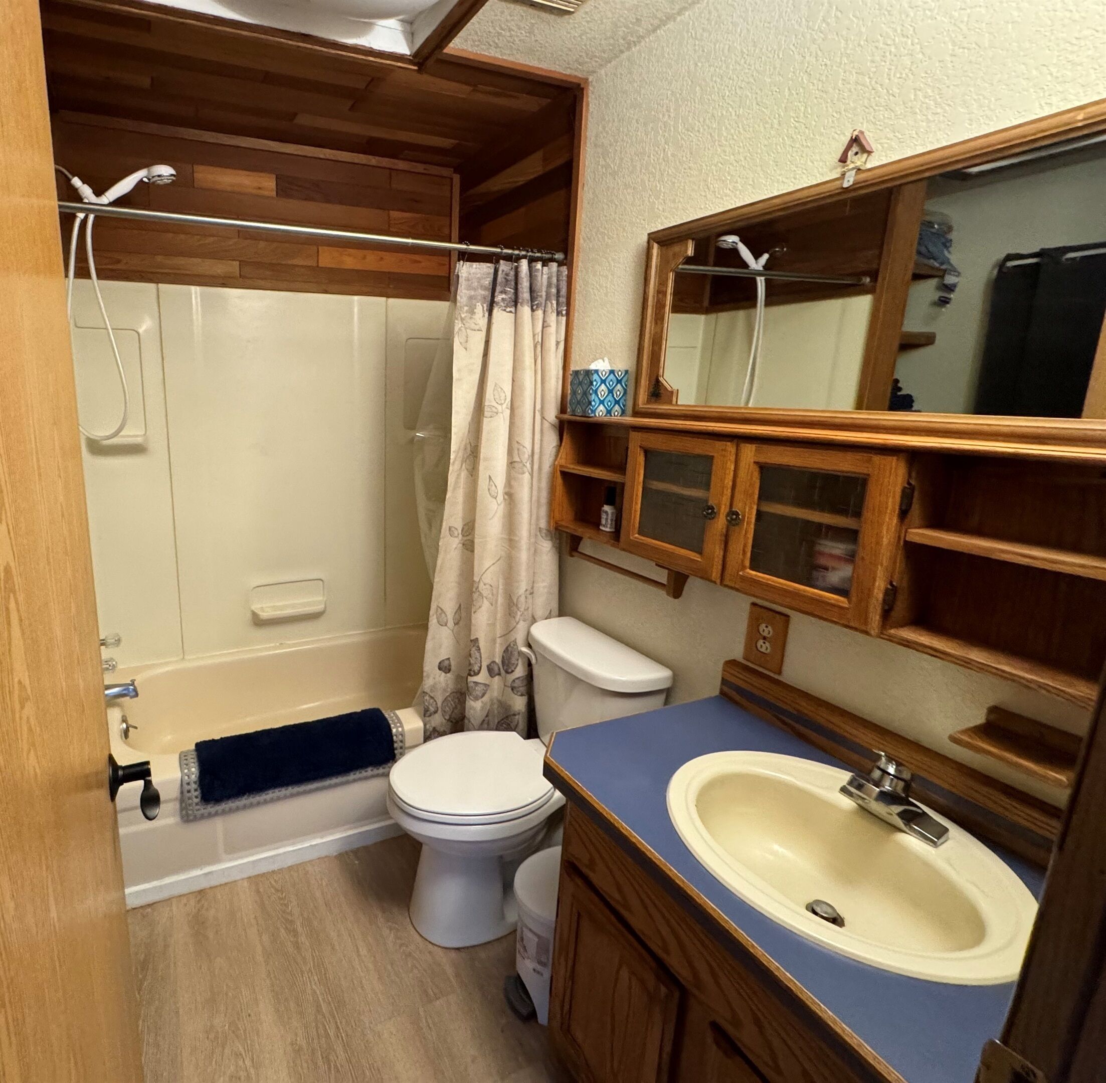 Een bad, een haardroger, handdoeken