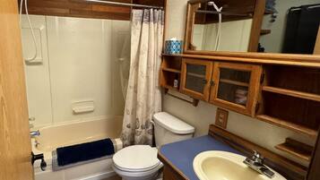 Een bad, een haardroger, handdoeken