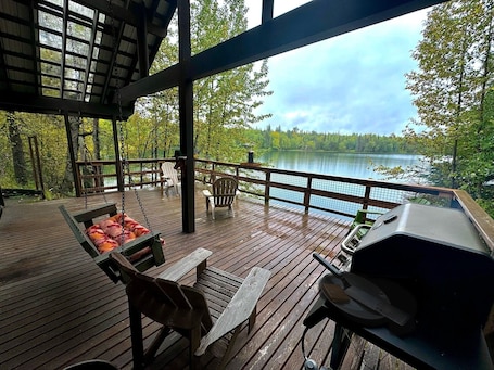 Terrace/patio. Kivi Lake Cottage in Nikiski