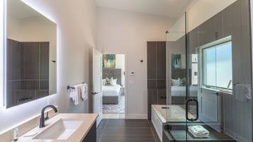 Studio (3 Bedrooms) | Property amenity