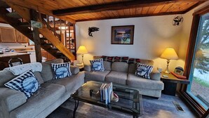 Living area - Beaver Creek Hideaway (Kenai)