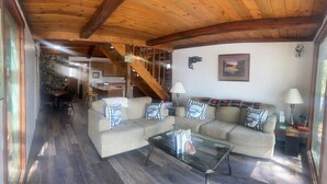 Living area - Beaver Creek Hideaway (Kenai)