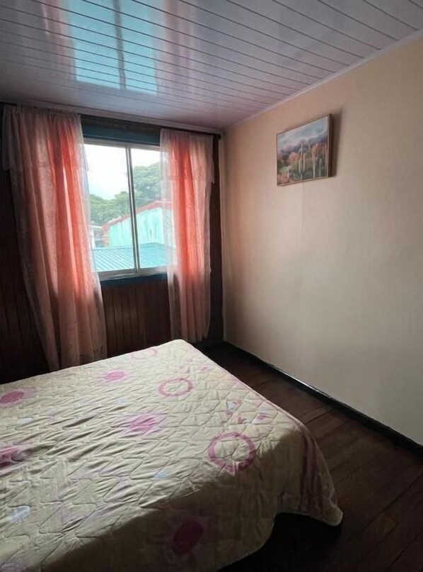 3 makuuhuonetta, silitysrauta/-lauta, ilmainen Wi-Fi, vuodevaatteet