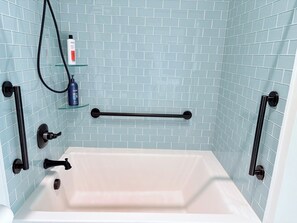 Hair dryer, towels, toilet paper - Spacious loft style apartment with gorgeous view (Watertown)