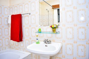 Haartrockner, Handtücher, Seife, Toilettenpapier