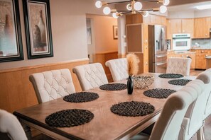 Dining - 385 · Fairlawn Serenity Retreat (Fairlawn)