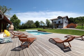 A wooden deck with lounge chairs and a swimming pool. - Arlotia - Ascarat - Gîte (ASCARAT)
