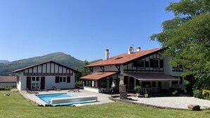 A two-story house with a swimming pool and a mountain backdrop. - Arlotia - Ascarat - Gîte (ASCARAT)