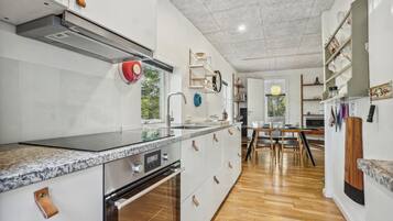 Jääkaappi, uuni, astianpesukone, kahvin-/teenkeitin