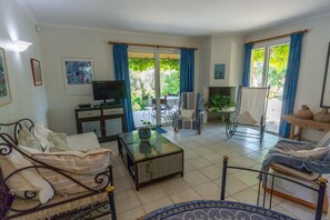 Een televisie, boeken en een filmbibliotheek