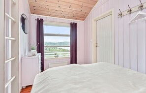 4 bedrooms, travel cot