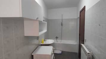 Haartrockner, Bidet, Handtücher, Seife