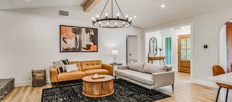 Recently Remodeled Home~ Great for Small Groups & Families! 