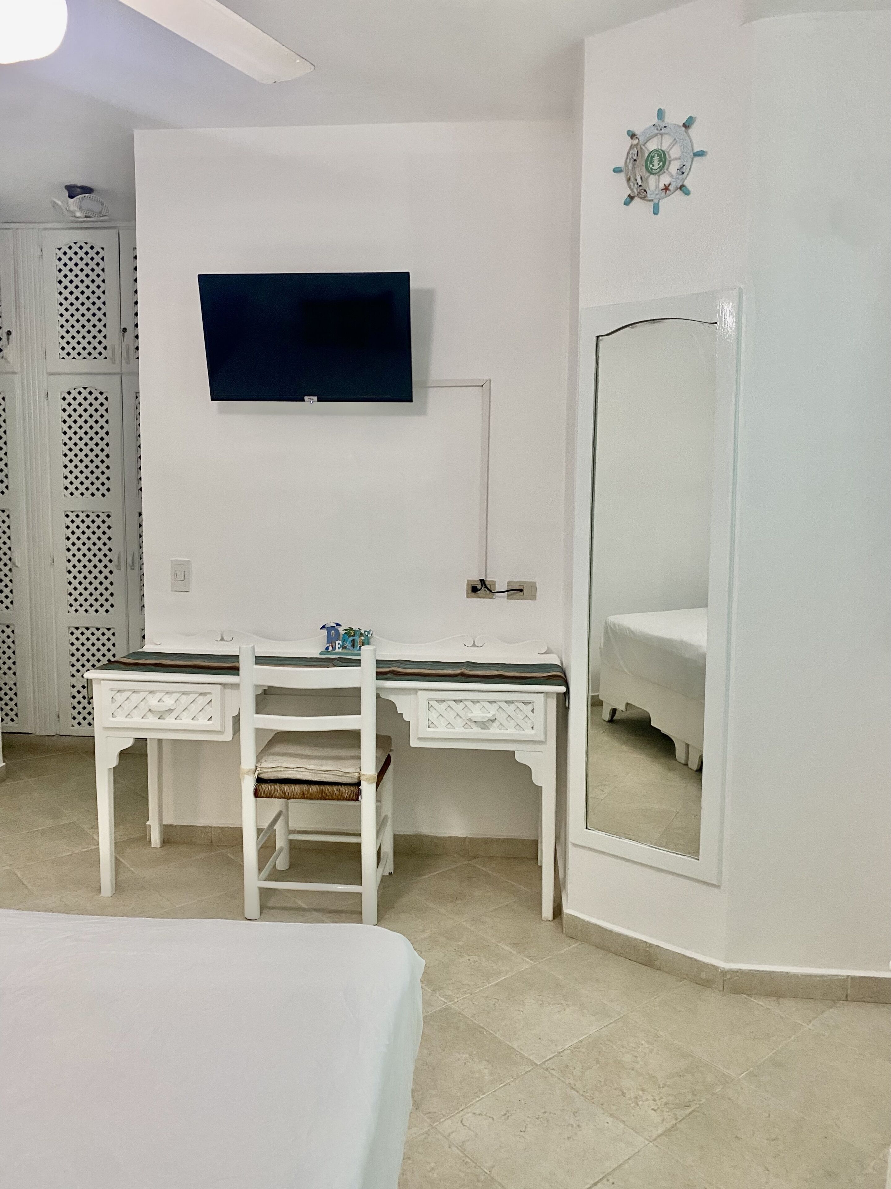 1 Schlafzimmer, Zimmersafe, Schreibtisch, Bügeleisen/Bügelbrett