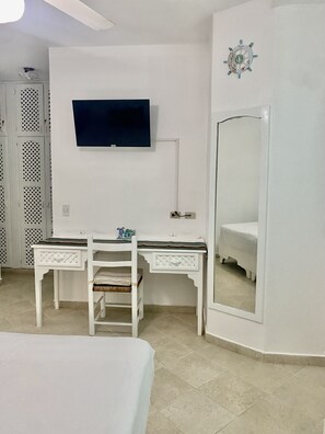 1 Schlafzimmer, Zimmersafe, Schreibtisch, Bügeleisen/Bügelbrett