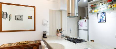 Fridge, oven, stovetop, cookware/dishes/utensils