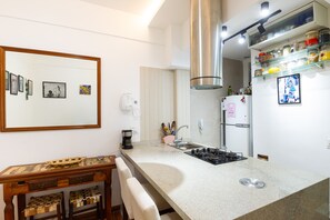 Køleskab, ovn, kogeplade, køkkentøj/tallerkener/redskaber