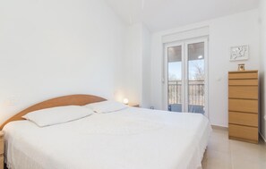 4 habitaciones, tabla de planchar con plancha y cuna de viaje 