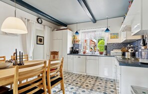 Fridge, stovetop, dishwasher, coffee/tea maker - 3 bedroom amazing home in Humble (Humble)