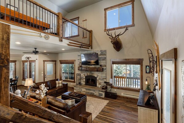 TV, fireplace - The Knotty Pine Cabin (Duck Creek Village)