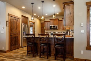 Fridge, microwave, oven, stovetop - The Knotty Pine Cabin (Duck Creek Village)