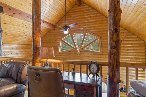 Gorgeous Unique, Rustic Cabin on Arapaho! 2 Kings, Loft Area with a Full, and a Bunk Room!