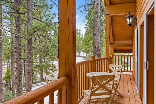 Gorgeous Unique, Rustic Cabin on Arapaho! 2 Kings, Loft Area with a Full, and a Bunk Room!