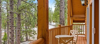 Gorgeous Unique, Rustic Cabin on Arapaho! 2 Kings, Loft Area with a Full, and a Bunk Room!